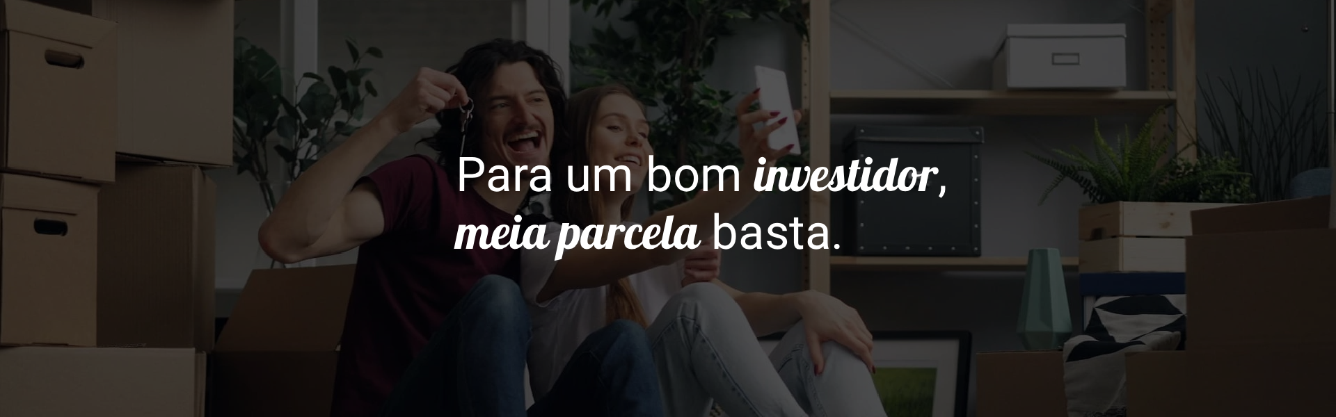 casal segurando uma chava de nova casa