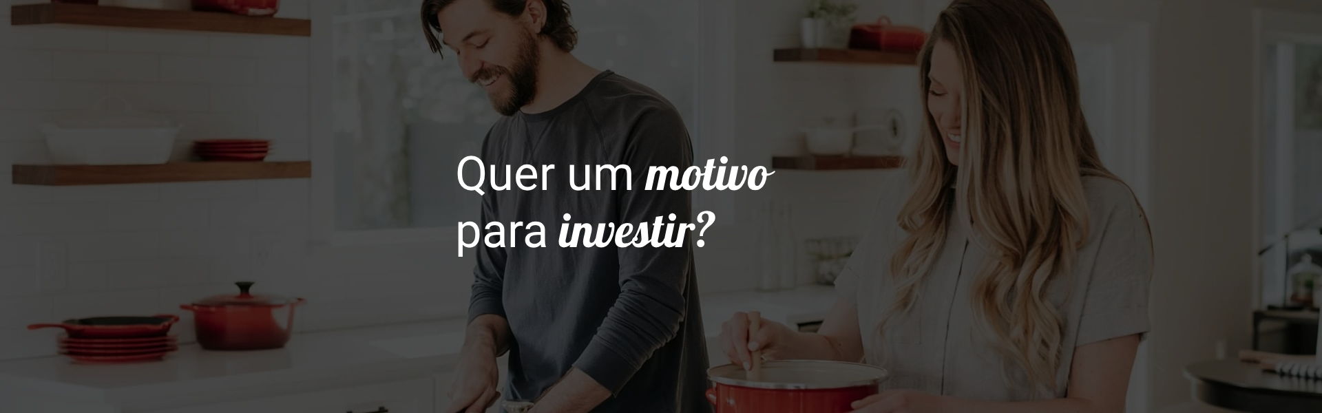 homem e mulher cozinhando juntos